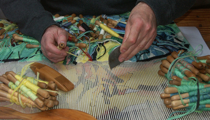 Les mains du lissier pendant le tissage, Tapisserie d’Aubusson (France) ©Chantal Andoque, 2008